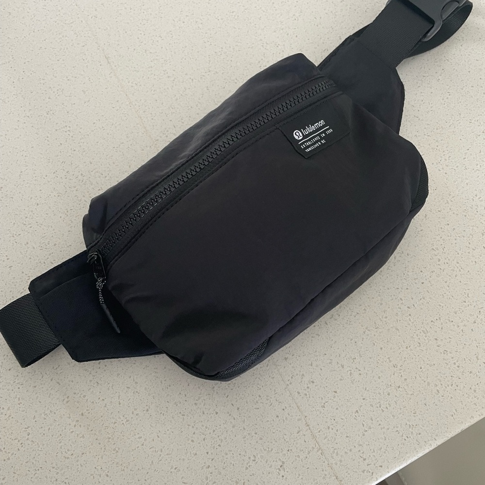 Lululemon Clean Lines Belt Bag 2L